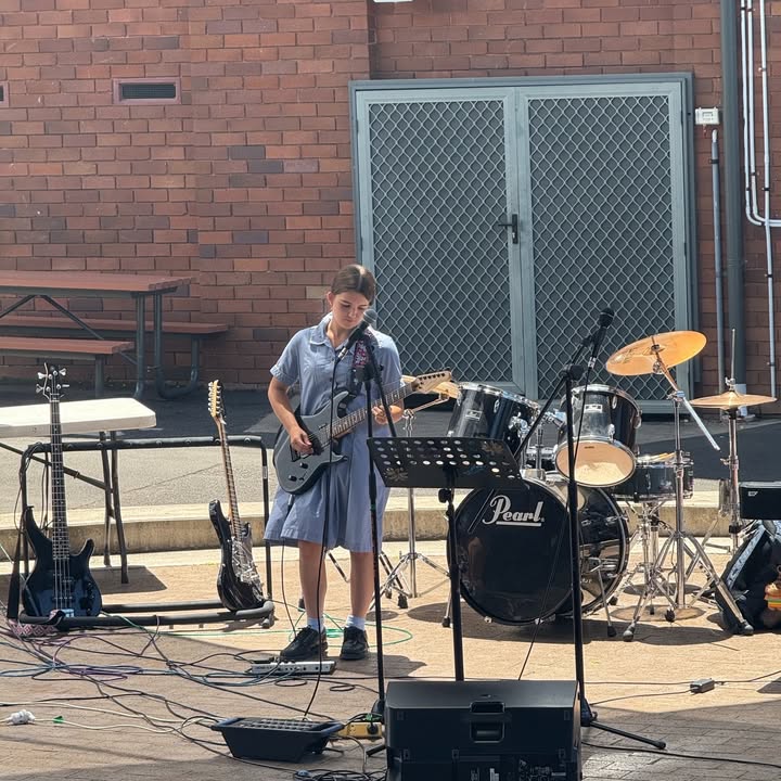 517743363687382_1470536421741400-1